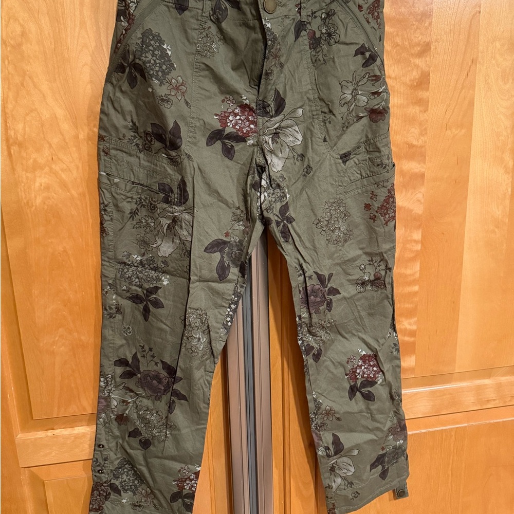 Democracy Olive Floral Capris